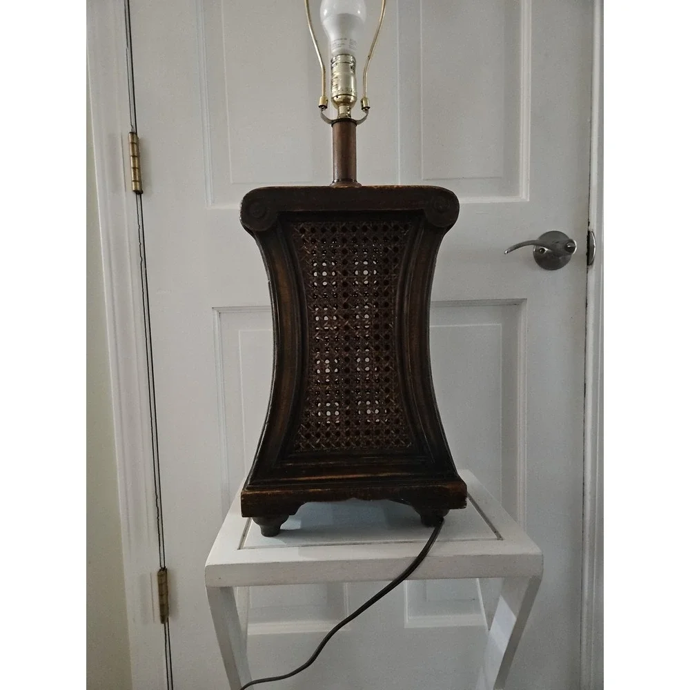 BEAUTIFUL Vintage-style Lamp With A Wooden Base And A Crane‎ Insert